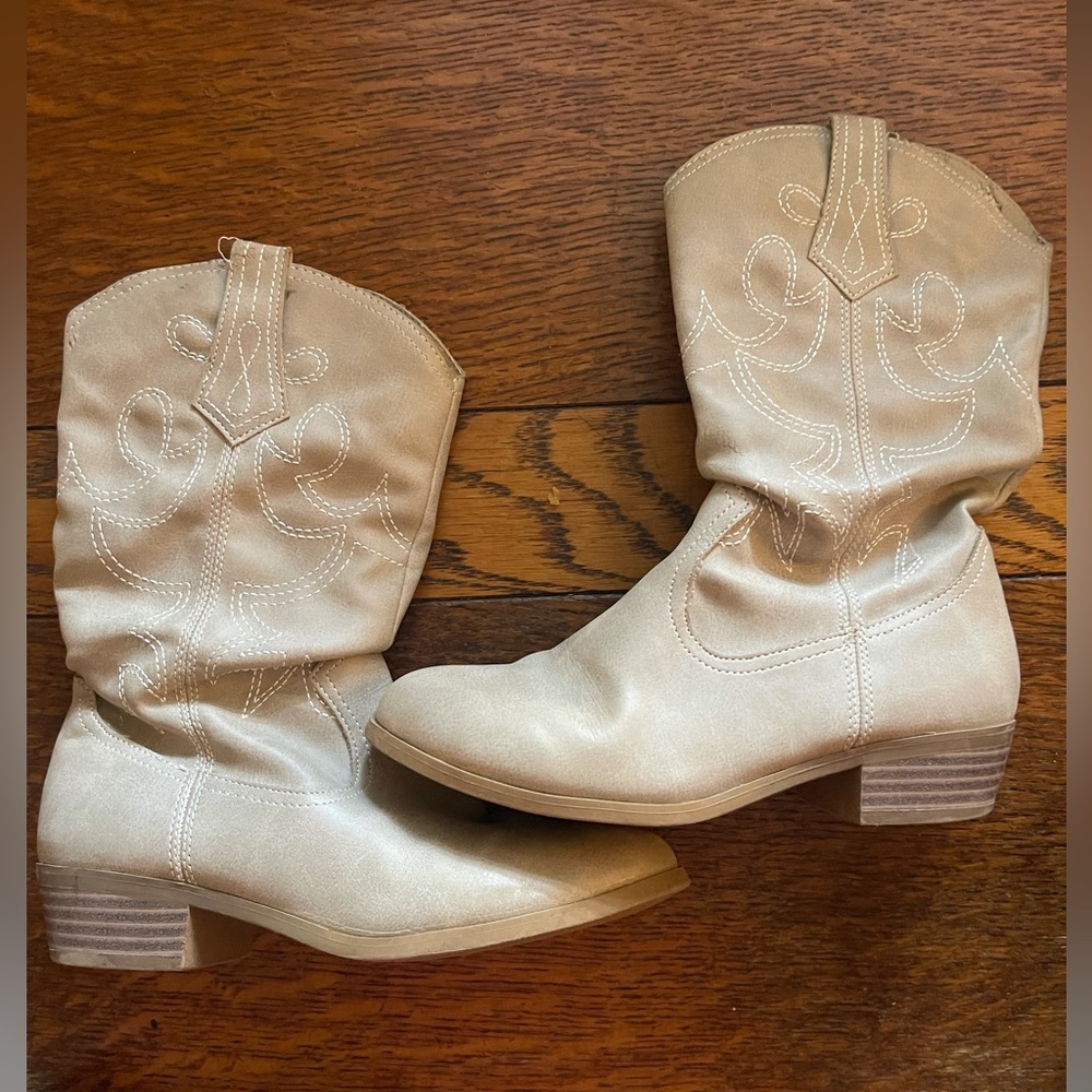 Girls cream boots